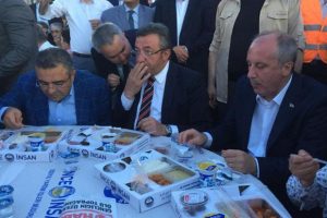 Muharrem İnce vatandaşla birlikte iftar yaptı