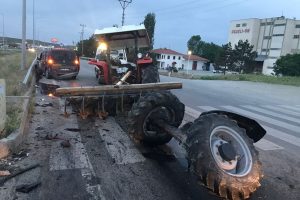 Traktör ikiye bölündü : 4 yaralı