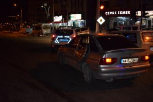 Ticari araç otomobile çarptı: 5 yaralı