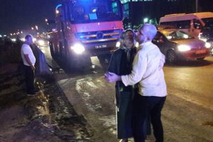 Annesi sarılarak teselli etti