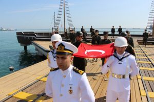 Atatürk'ü temsil eden bayrak karaya çıktı
