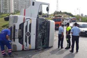 Virajı alamadı, devrildi! Trafiği felç etti