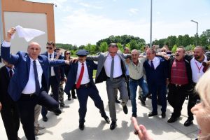 İnce'den havaalanında halay