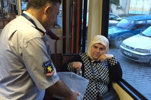 Bursa'da iftarı yolda karşılayanlara hurma ikramı
