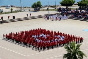 600 öğrenciden Türk bayrağı koreografisi