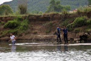 Irmağa düşen 5 yaşındaki çocuk aranıyor
