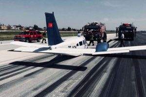 Çift motorlu uçak gövde üzerine indi