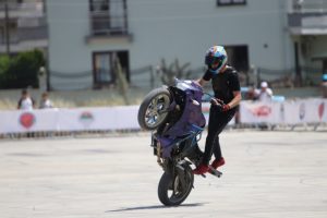 Akrobasi motosikletçileri nefes kesti