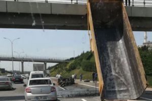 Damper üst geçide asılı kaldı!