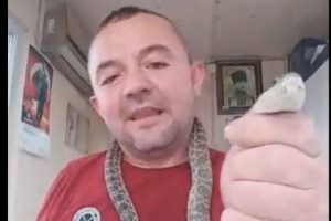 Yakaladığı yılanla sosyal medyada yayın yaptı!