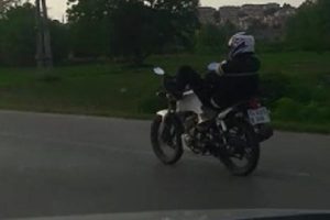 Motosiklet sürücüsünden tehlikeli yolculuk