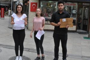 3 lise öğrencisinden 'sarılmak bedava' eylemi