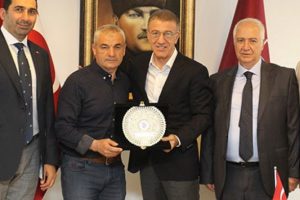 Rıza Çalımbay'a plaket verildi!