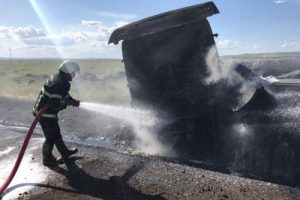 Ham petrol yüklü tanker, kaza yaptıktan sonra yandı