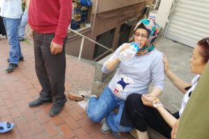 7 aylık hamile eşinin gözü önünde dövdüler