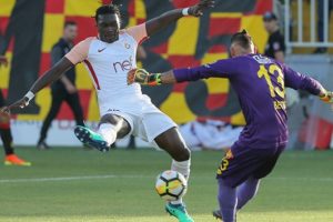 Bafetimbi Gomis tarihe geçti!
