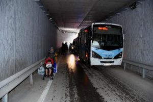 Halk otobüsü bariyerlere çarptı