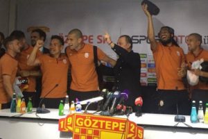 Terim'e basın toplantısında sürpriz!