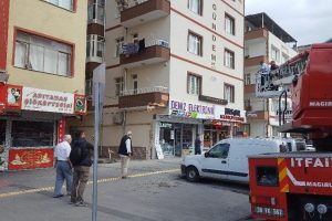 Yaşlı kadının yardımına polis ve itfaiye koştu
