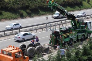 TEM'de damper üst geçide takılınca...