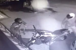 Demir kesme makasıyla zinciri kesip motosikleti çaldılar