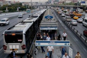 Metrobüs durağında sigara içenler 'Yeşil Dedektör'e yakalanacak