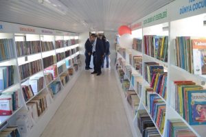 Atıl durumdaki otobüsü kütüphaneye çevirdiler