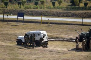 Hindistan'da polis aracına bombalı saldırı: 6 ölü