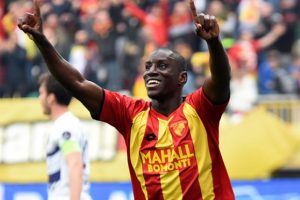 Demba Ba, Beşiktaş'la 2+1 yıllık sözleşmeye imza attı