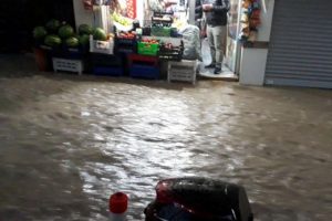 Elazığ'da sağanak yağmur yol kapattı