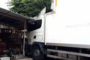 Freni boşalan TIR bakkala girdi