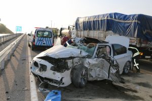 Otomobil kamyona çarptı: 1 ölü, 3 yaralı