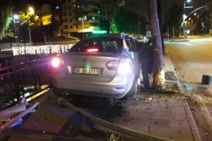 Ağaca çarparak duran otomobil, çaya uçmaktan kurtuldu