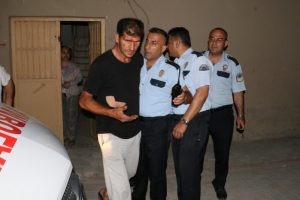 Sahurda evine giren hırsız tarafından bıçaklandı