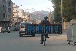Meyve kasasında bebek, bisiklette kanepe taşıdılar!