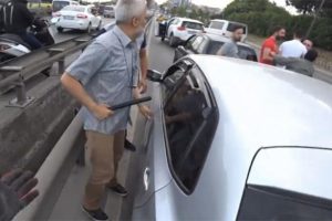 Yol ortasında cop ve beyzbol sopalı kavga!
