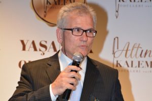 Bursa Uludağ Üniversiteli akademisyene 'Altın Kalem Ödülü'