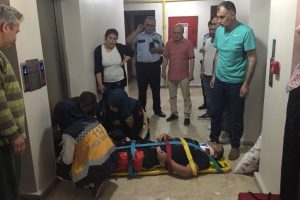 Asansör boşluğuna sıkışan kat görevlisi yaralandı