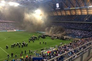 Taraftar sahaya indi, Legia Varşova şampiyon oldu
