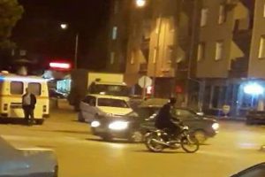 Trafiğe aldırış etmeden motosikletle drift yaptı