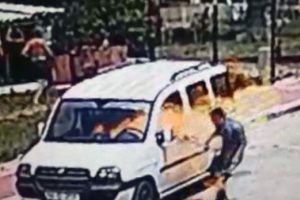 Husumetlisinin aracını benzin döküp yaktı!