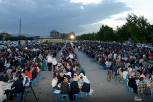 200 kişi, belediyenin iftarından sonra hastaneye kaldırıldı