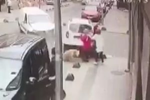 Kontrolden çıkan otomobil kadınların üzerine böyle savruldu
