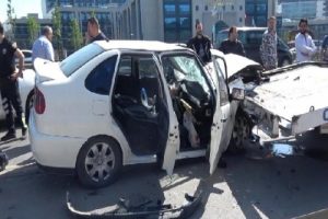 Otomobil, yol yardım aracına çarptı: 2 yaralı