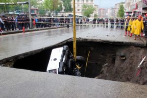 Göçüğün yuttuğu araç çıkarıldı