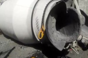 Küçük taşlar beton mikserini devirdi