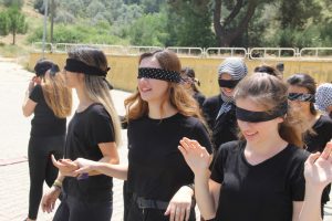 Engellileri anlamak için kampüste gözleri kapalı yürüdüler