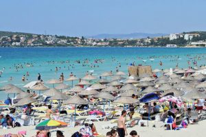 Turizm cennetinde ücretsiz şezlong hizmeti!