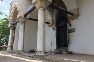 Bursa'da türbenin kapısını yaktılar!