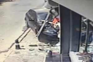 Kontrolden çıkan otomobil iş yerine daldı!